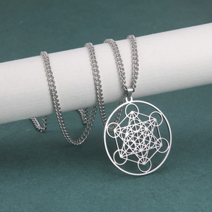 Gros plan du pendentif cube de Métatron argenté avec une chaîne en acier inoxydable