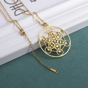 Gros plan du pendentif Cube de Métatron doré avec poinçon S-STEEL et fermoir