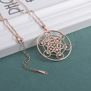 Détail du pendentif Cube de Métatron en or rose avec gravure du matériau S.STEEL