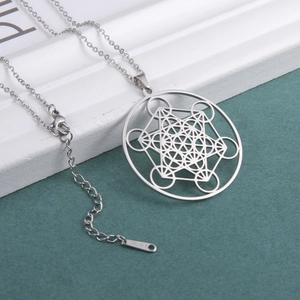 Collier avec pendentif Metatron's Cube en acier inoxydable argenté ajouré style déesse