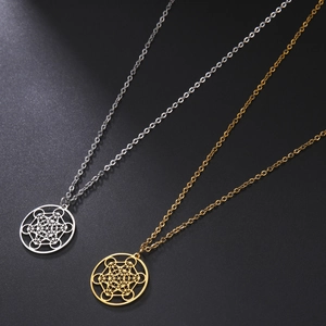 Vue détaillée des pendentifs géométrie sacrée Cube de Métatron en or et en argent