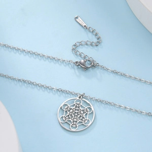 Vue détaillée du pendentif Cube de Métatron évidé avec étiquette S.STEEL et fermoir mousqueton