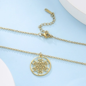 Vue détaillée du collier en acier inoxydable doré avec pendentif ajouré Cube de Métatron