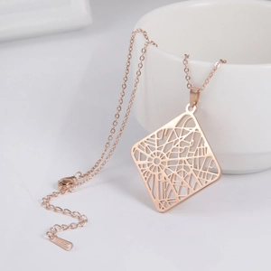 Minimalistische roségoldene Edelstahlhalskette mit geometrischem Spinnennetz-Quadratanhänger