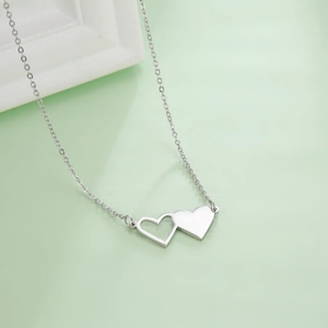 Collana in acciaio inossidabile con doppio cuore intrecciato lucido e catena sottile