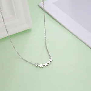 Gepolijste titanium stalen ketting met vijf sterren aan een fijne zilveren ketting