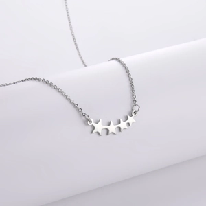 Minimalistische zilveren titanium stalen ketting met een hanger met vier sterren op ketting