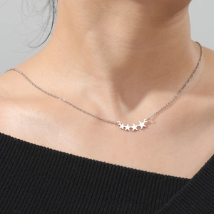 Detail van elegante zilveren pentagram ketting op model met gepolijste afwerking