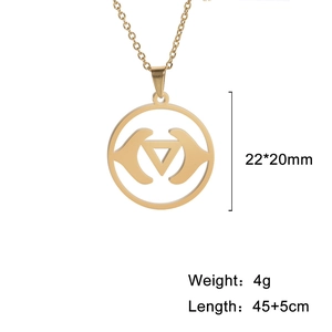 Minimalistische goldene Edelstahlkette mit geometrischem Dreiecksanhänger im Kreis