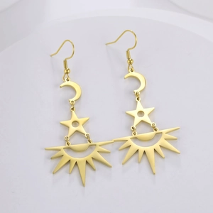 Detailansicht der goldenen Edelstahl-Ohrringe mit Mond- und Sternanhängern
