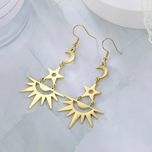 Böhmische goldene Edelstahl-Ohrringe mit Sonne und Sternen auf Marmor-Hintergrund