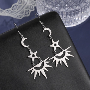 Detailansicht der Boho-Edelstahlohrringe in Silber mit Motiven von Sonne Mond und Sternen