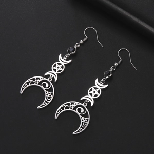 Détail de boucles d'oreilles lune en acier inoxydable argenté avec pentagramme et perles