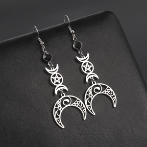 Détail de boucles d'oreilles lune argentée et pentagramme avec pierre noire sur cuir