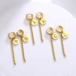 Détails des boucles d'oreilles en acier titane doré avec lettres et chaînes à pompons
