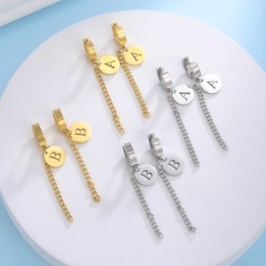 Boucles d'oreilles créoles en acier titane avec pendentifs lettre et longues chaînes