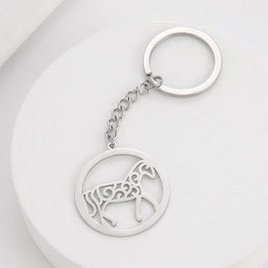 Porte-clés en acier inoxydable avec pendentif cheval ajouré sur un support blanc