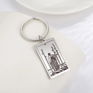 Porte-clés minimaliste en acier inoxydable avec gravure tarot Trois de Bâtons sur socle