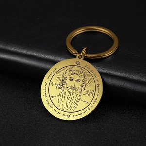 Dettaglio del portachiavi tarocchi Sole di Salomone dorato con incisione su pelle