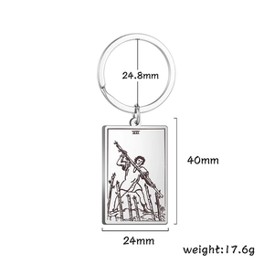 Détail macro du porte-clés tarot Sept de Bâtons avec dimensions 40x24mm et poids 17,6g