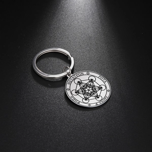 Detaillierte Lasergravur des Metatron-Würfels auf rundem Edelstahl-Schlüsselanhänger