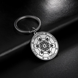 Metatron-Würfel Gravur auf einem Edelstahl-Schlüsselanhänger mit mystischen Symbolen im Detail