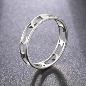 Anillo minimalista de acero inoxidable con calados de luna y estrella, tono plata