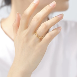 Anillo minimalista de acero de titanio dorado con recortes de estrella y luna