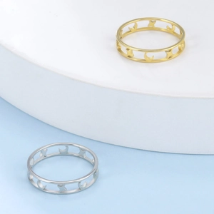 Anillos clásicos de acero inoxidable calados con motivos de estrellas y lunas en oro y plata