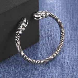 Dettaglio macro del bracciale vichingo in acciaio inossidabile con doppia testa di lupo