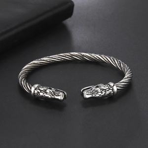 Vista macro del bracciale a corda argento antico con teste di drago gemelle rifinite