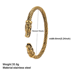 Dettaglio del bracciale a testa di lupo in acciaio con diametro di 70mm e larghezza di 6mm