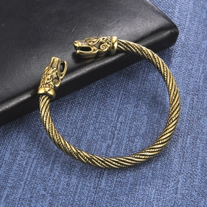 Bracciale vichingo con teste di lupo in oro antico e design a corda intrecciata