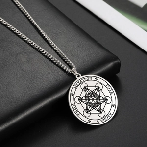 Collier avec pendentif cube de Métatron en acier inoxydable sur fond de cuir noir