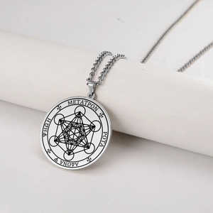 Détail macro du sceau de l'Archange Métatron gravé sur un pendentif en acier inoxydable