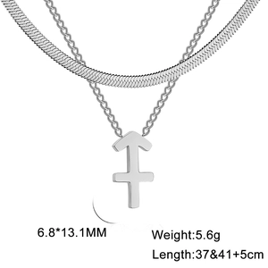 Vue détaillée du collier double en acier inoxydable avec pendentif du Sagittaire