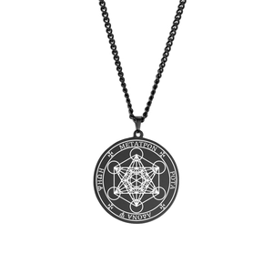 Vue détaillée du pendentif cube de Métatron noir gravé au laser avec symboles mystiques
