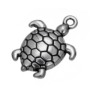 Detailansicht eines vintage silbernen Schildkrötenanhängers mit feiner Panzerstruktur