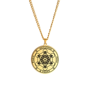 Détail macro du pendentif Métatron doré avec motifs de géométrie sacrée gravés au laser
