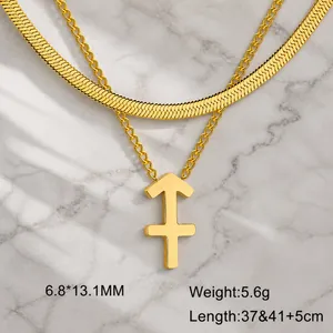 Détail du pendentif Sagittaire doré sur collier double rang à chaîne serpent