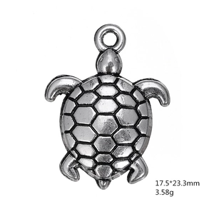 Makroaufnahme von Schildkröte-Anhänger aus Antiksilber mit Maßen 17,5x23,3mm und 3,58g Gewicht