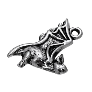 Makroaufnahme von Fledermaus-Anhänger mit antikem Silber-Finish und Flügelstrukturen