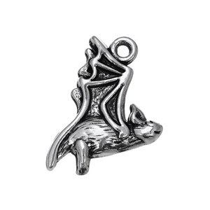 Vintage Silber Fliegendes Schwein Anhänger mit Fledermausflügeln auf weißem Hintergrund