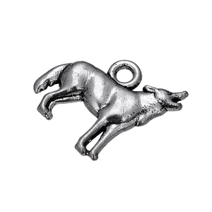 Makro-Detail eines Vintage-Wolf-Anhängers aus Legierung mit feiner Fellstruktur