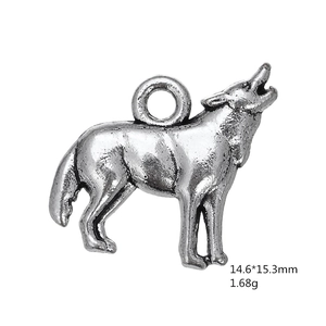 Makro-Detail von Wolf-Anhänger in Vintage-Silber mit Felltextur und Abmessungen