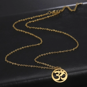 Collar de acero inoxidable dorado pulido con colgante de símbolo Om sobre cuero negro