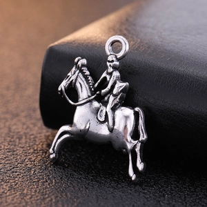 Vue détaillée d'un pendentif cheval de chevalier médiéval en argent vieilli