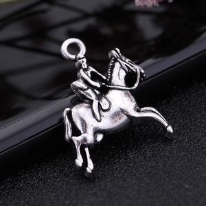 Gros plan du pendentif cheval en argent vintage avec relief de chevalier et métal oxydé