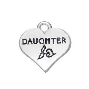Pendentif en cœur avec gravure DAUGHTER et motif de feuilles sur fond blanc