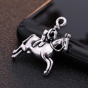 Vue macro d'un pendentif cavalier en argent antique avec texture métal gravée